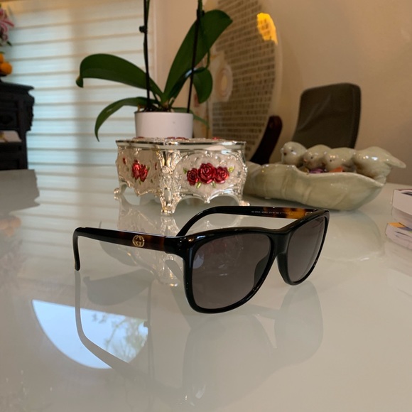 Gucci SunGlasses - Picture 2 of 6